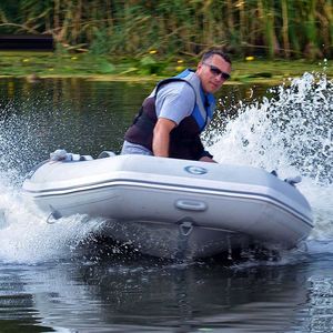 barco inflável com motor de popa