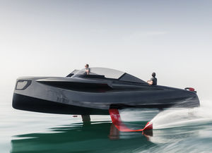 lancha Express Cruiser com motor de centro