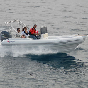 barco inflável com motor de popa