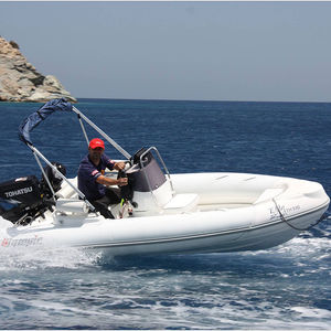 barco inflável com motor de popa
