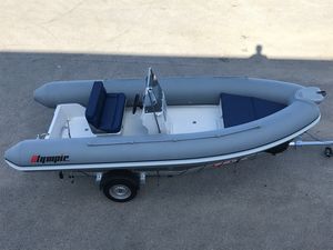 barco inflável com motor de popa