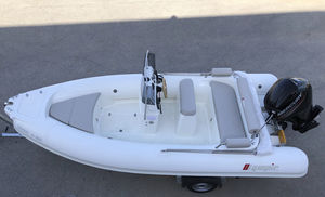 barco inflável com motor de popa
