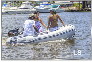 barco inflável com motor de popa