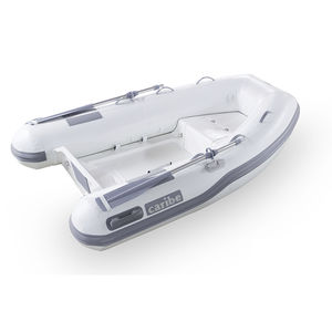 barco inflável com motor de popa