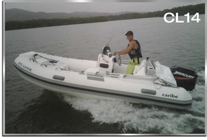barco inflável com motor de popa