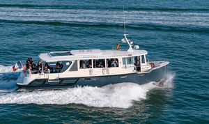 barco de passageiros / com motor de centro