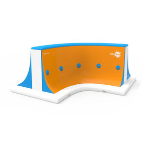 equipamento de diversão aquática parede de escalada