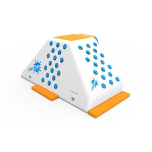 equipamento de diversão aquática escorregador
