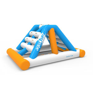 equipamento de diversão aquática parede de escalada
