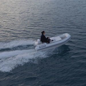 barco inflável com hidrojato