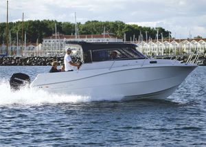 lancha Cabin Cruiser com motor de popa