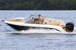 lancha Cabin Cruiser com motor de popa