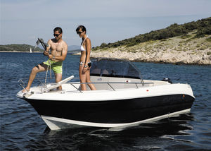 lancha Cabin Cruiser com motor de popa