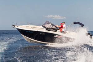 lancha Cabin Cruiser com motor de popa