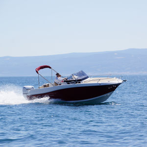 lancha Cabin Cruiser com motor de popa