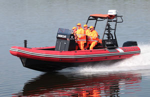barco inflável com motor de popa / bimotor / semirrígido / com console central