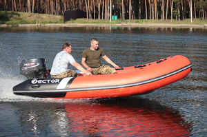 barco inflável com motor de popa