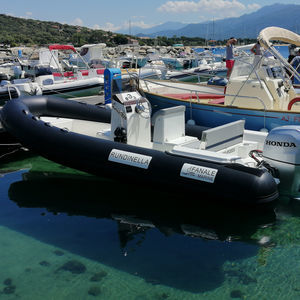 barco inflável com motor de popa