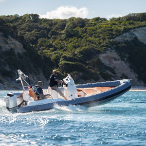 barco inflável com motor de popa