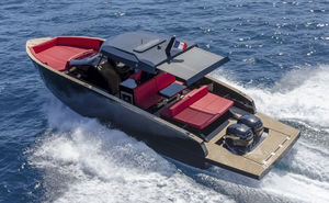 lancha Express Cruiser com motor de popa