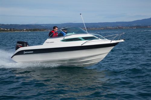 Lancha Cabin Cruiser com motor de popa - 495 CLASSIC XL - Buccaneer - open / com console lateral / máx. 4 pessoas