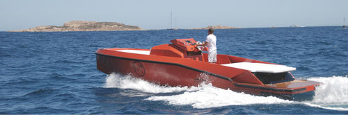 Lancha de console central com motor de centro - Maori 30 - MAORI YACHT WORLD LTD - a diesel / máx. 8 pessoas / com cabine