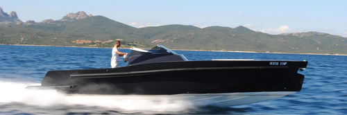 Lancha Express Cruiser com motor de rabeta - Maori 37 - MAORI YACHT WORLD LTD - a diesel / open / com console central