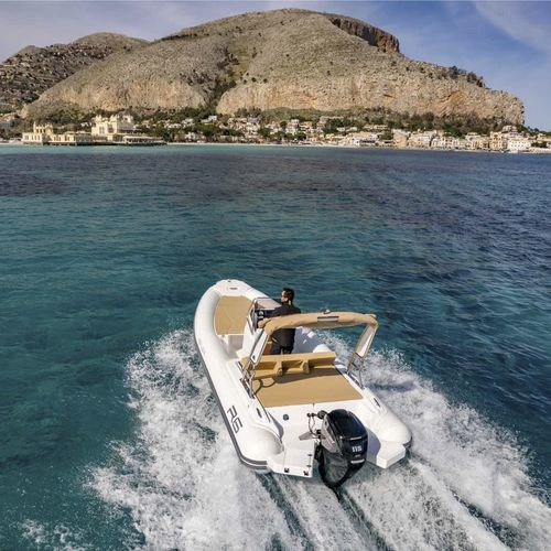 Barco inflável com motor de popa - R6 - RENIER - semirrígido / com console central / máx. 10 pessoas
