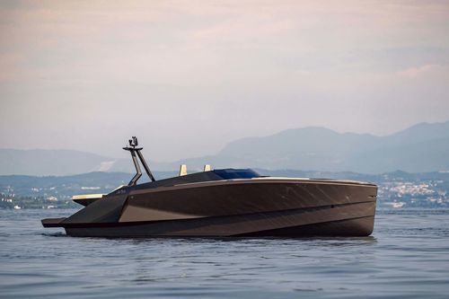 Lancha Express Cruiser com motor de centro - 32 - SAY CARBON YACHTS - bimotor / open / com console dupla