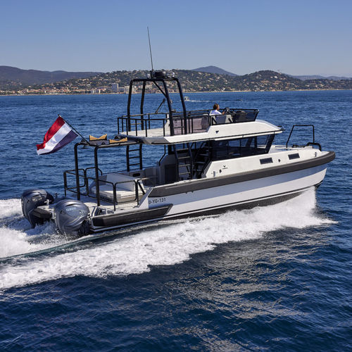 Lancha Express Cruiser catamarã - Vandal Marine BV - com motor de popa / bimotor / com flybridge