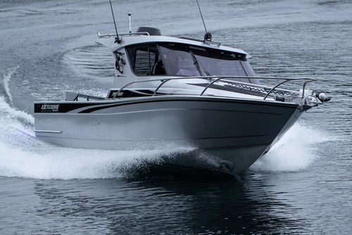 Lancha Cabin Cruiser com motor de centro - 795 XST - Extreme Boats EU Ltd. - com casa do leme / de pesca esportiva / em alumínio