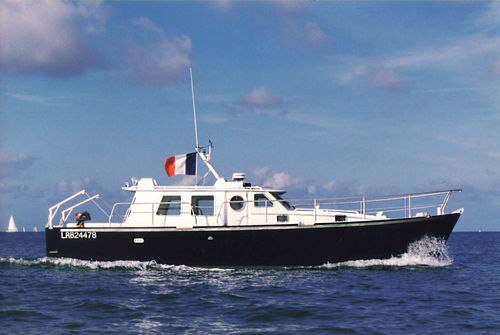Lancha Express Cruiser com motor de centro - KING ATLANTIQUE - META YACHTS - bimotor / com hard-top / em alumínio