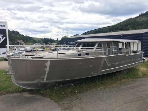 Lancha Express Cruiser com motor de centro - ECOTROLL 49 - META YACHTS - com casa do leme / em alumínio / 3 cabines