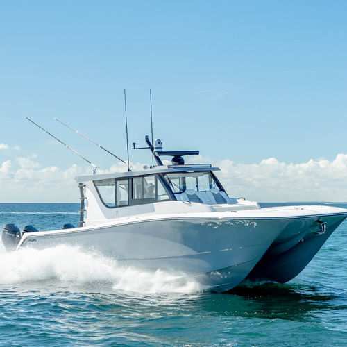 Lancha Express Cruiser catamarã - 46’ - Invincible Boat Company - com motor de popa / quadrimotora / com console central