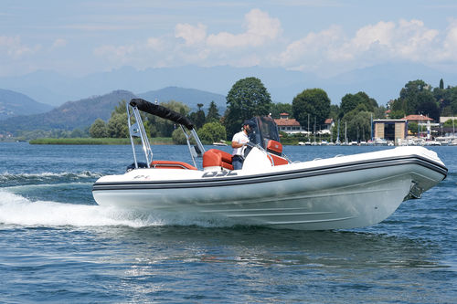 Barco inflável com motor de popa - 67 - BSC COLZANI srl - semirrígido / open / com console central