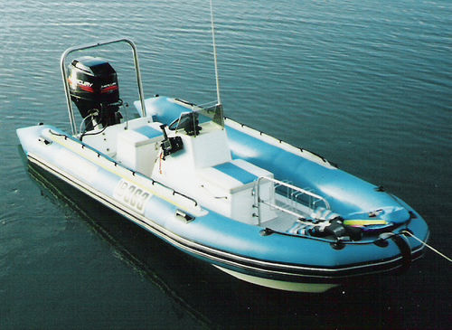 Barco inflável com motor de popa - 5.0 m - Aquarius Inflatables - com console central / open / para esqui aquático