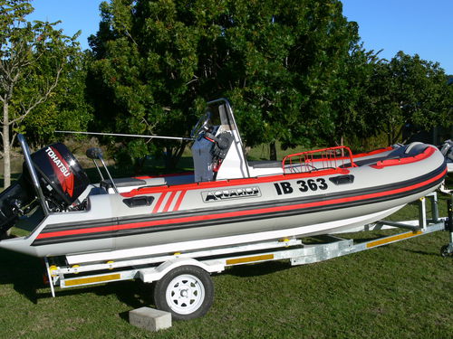Barco inflável com motor de popa - 5.5m - Aquarius Inflatables - bimotor / com console central / open