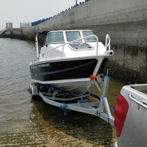 Bote com motor de popa - PIONEER 580 - Qingdao Allheart Marine Co., Ltd. - open / com console dupla / de pesca esportiva