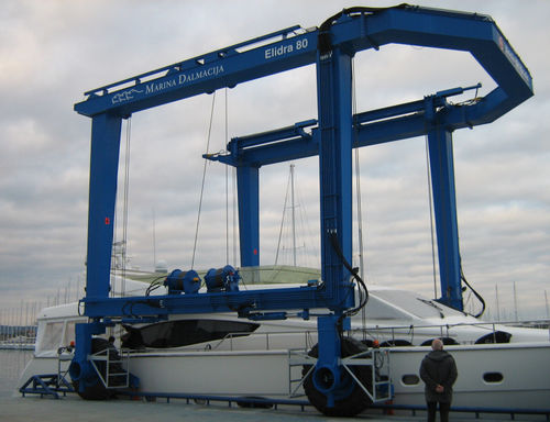 Travel lift controlado remotamente - 80V - Eden Tech Srl - com direção em todas as rodas / com tração às quatro rodas / com direção Ackerman