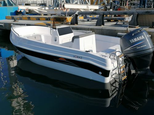 Lancha de console central com motor de popa - VORAZ  475 OPEN - VORAZ Astilleros - de turismo / de pesca / máx. 7 pessoas