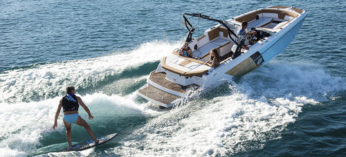 Deck-boat com motor de centro - GTD 225 S&F - Glastron - de wakeboard / para esqui aquático / de pesca esportiva