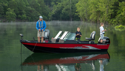 Bass boat com motor de popa - FM 1775 WT - Lowe - com console dupla / open / de pesca esportiva