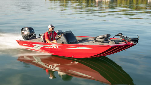 Bass boat com motor de popa - Skorpion 16 - Lowe - com console lateral / open / de pesca esportiva