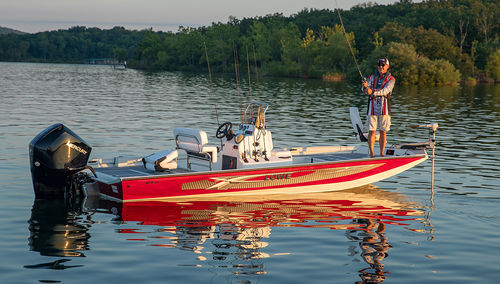 Bay boat com motor de popa - 22 BAY - Lowe - bimotor / com console central / open