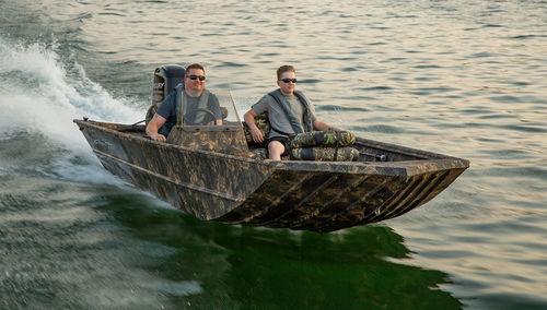 Jon boat com motor de popa - Roughneck 1760 SC - Lowe - com console lateral / open / para pesca