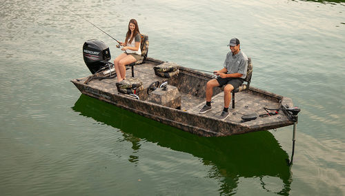 Jon boat com motor de popa - Roughneck 1660 SC - Lowe - com console lateral / open / de pesca