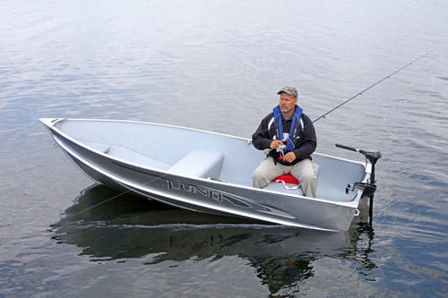 Bote com motor de popa - A-12 - Lund - de pesca esportiva / em alumínio / máx. 3 pessoas