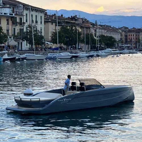 Lancha de proa aberta com motor de centro - 28 S - Macan Boats srl - a diesel / com console dupla / open