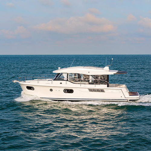 Trawler com motor de centro - Swift Trawler 41 Sedan - Bénéteau Motorboats - bimotor / com casa do leme / máx. 8 pessoas