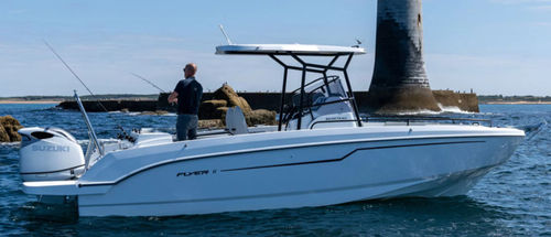 Lancha de console central com motor de popa - Flyer 8 SPACEdeck - Bénéteau Motorboats - de pesca esportiva / para esqui aquático / máx. 10 pessoas